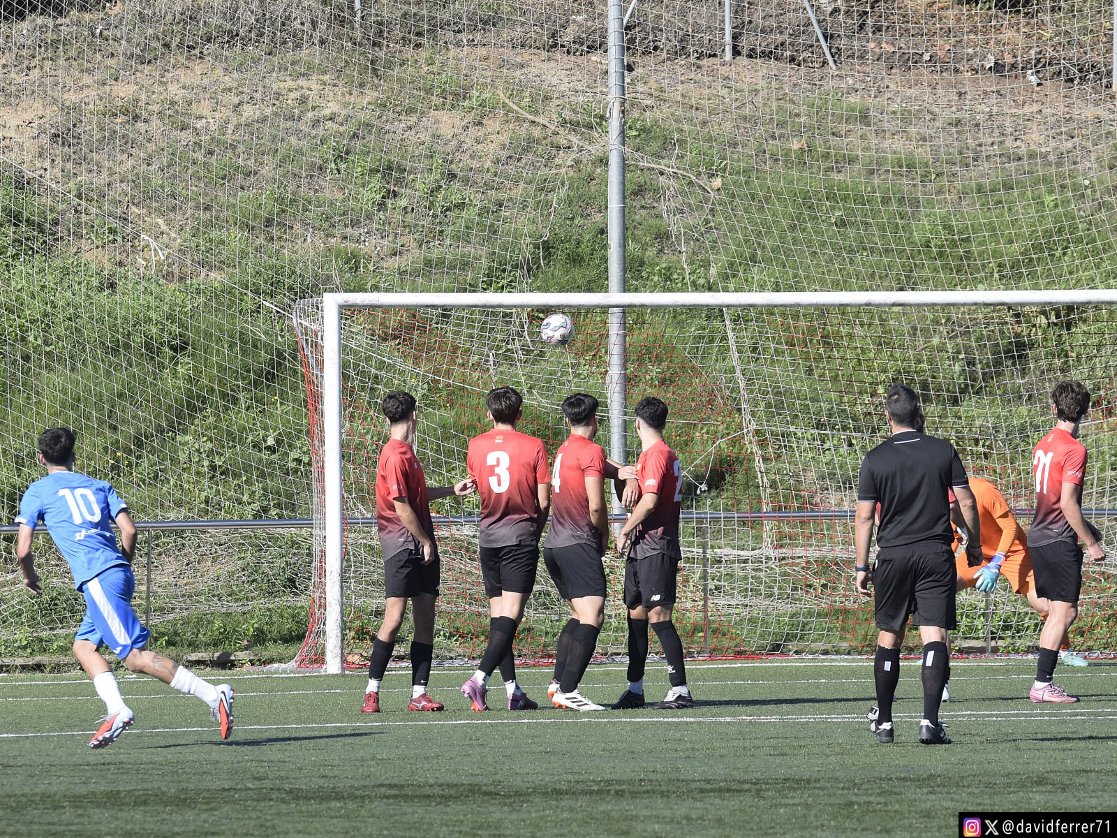 Una falta directa decideix el derbi